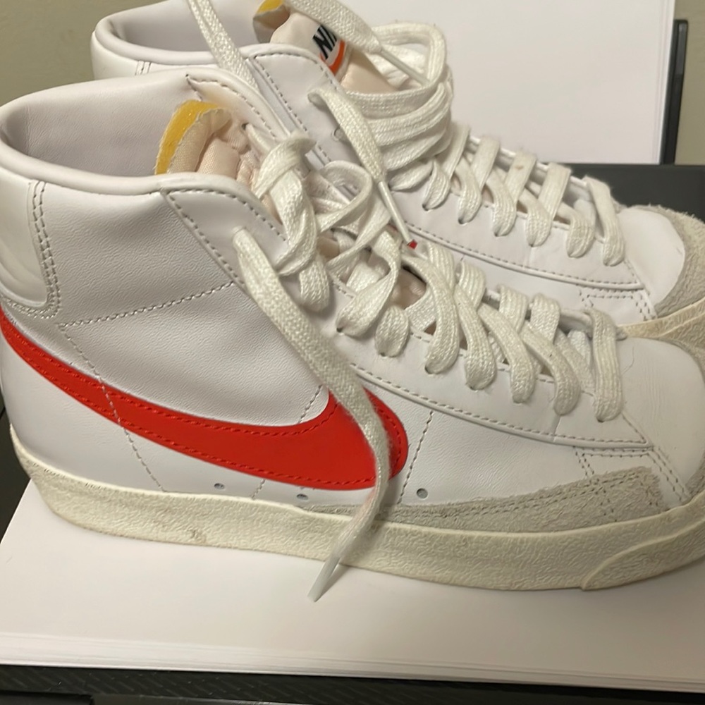 LIKE NEW NIKE SNEAKERS